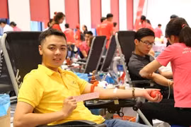 Các bạn trẻ tham gia hiến máu tình nguyện. (Ảnh: PV/Vietnam+)