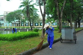 Dọn dẹp vệ sinh, nâng cao ý thức bảo vệ môi trường cho người dân. (Ảnh: Minh Đức/TTXVN)