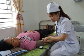 Khám bệnh cho người dân tại Trạm Y tế xã Yên Sơn, Ninh Bình. (Ảnh: PV/Vietnam+)