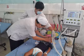 Điều trị cho trẻ mắc bệnh viêm não. (Ảnh: TTXVN/Vietnam+)