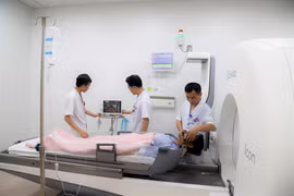 Các bác sỹ Bệnh viện K điều trị xạ phẫu bằng Gamma Knife thế hệ Icon cho một bệnh nhân. (Ảnh: PV/Vietnam+)