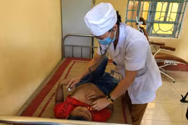 Khám chữa bệnh cho người dân ở trạm y tế tại tỉnh Yên Bái. (Ảnh: PV/Vietnam+)