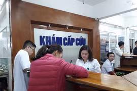 Hoạt động tại Khoa cấp cứu, Bệnh viện Việt Đức trong dêm 30 Tết. (Ảnh: T.G/vietnam+)
