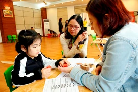 Trung tâm Dân số/kế hoạch hóa gia đình quận Hoàn Kiếm tổ chức truyền thông, giao lưu với chủ đề “ Ươm mầm yêu thương.” (Ảnh: TTXVN)