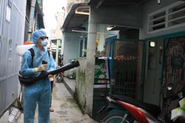 Phun thuốc diệt muỗi phòng bệnh Zika, sốt xuất huyết. (Ảnh: Phương Vy/TTXVN)