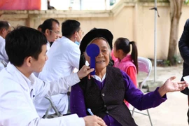 Khám chữa bệnh, tặng quà gia đình chính sách ở Yên Bái