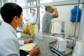 Nhân viên y tế quản lý, giám sát điều trị Methadone. (Ảnh: Dương Ngọc/TTXVN)