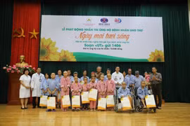 Tặng quà cho bệnh nhân ung thư tại Bệnh viện K. (Ảnh: PV/Vietnam+)