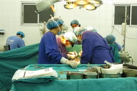 Các bác sỹ đang tiến hành ca ghép tim cho bệnh nhân nhỏ tuổi nhất. (Ảnh: Bác sỹ cung cấp)