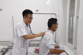 Bệnh nhân điều trị tại Trung tâm Bệnh nhiệt đới, Bệnh viện Bạch Mai. (Ảnh: PV/Vietnam+)