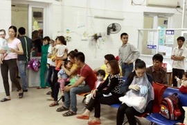 Bệnh nhân chờ khám tại bệnh viện Nhi Trung ương. (Ảnh: TTXVN/Vietnam+)