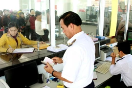 Nhân viên Y tế Cửa khẩu quốc tế Lao Bảo theo dõi, giám sát người nhập cảnh.