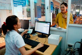 Làm thủ tục khám chữa bệnh cho bệnh nhân bảo hiểm y tế. (Ảnh: Dương Ngọc/TTXVN)