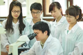 Giảng viên Trường Đại học Y tế công cộng hướng dẫn sinh viên trong giờ học tại Trung tâm xét nghiệm y tế công cộng. (Nguồn: hsph.edu.vn)