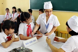 Một loạt học sinh ngất sau tiêm vắcxin do tâm lý dây chuyền 