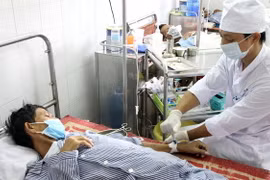 Điều trị cho bệnh nhân HIV/AIDS tại Bệnh viện Hữu nghị Việt Tiệp. (Ảnh: Dương Ngọc/TTXVN)