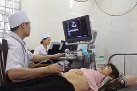 Bác sỹ đang thăm khám cho một bệnh nhân bảo hiểm y tế. (Ảnh: TTXVN)