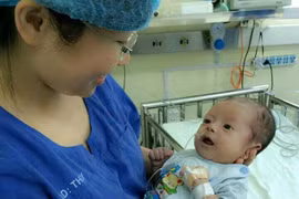 Bé Tr. đã mạnh khỏe trở lại sau cuộc phẫu thuật chỉnh sửa tim. (Ảnh: PV/Vietnam+)