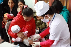 Nhân viên y tế tiêm chủng cho trẻ. (Ảnh:TTXVN)
