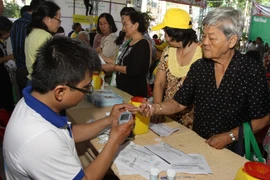 Kiểm tra đường huyết cho người dân. (Ảnh: Phương Vy/TTXVN)