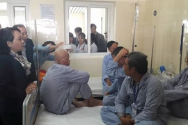 Bộ trưởng Bộ Y tế trực tiếp chứng kiến cảnh 4 bệnh nhân nằm ghép một giường. (Ảnh: PV/Vietnam+)