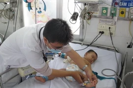 Điều trị cho trẻ mắc bệnh tay chân miệng tại Bệnh viện Bệnh Nhiệt đới Thành phố Hồ Chí Minh. (Ảnh: TTXVN/Vietnam+)