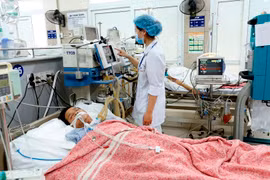 Một bệnh nhân ngộ độc đang điều trị tại Trung tâm chống độc. (Ảnh: Dương Ngọc/TTXVN)