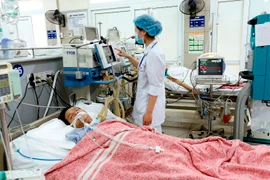 Một bệnh nhân ngộ độc đang điều trị tại Trung tâm chống độc. (Ảnh: Dương Ngọc/TTXVN)