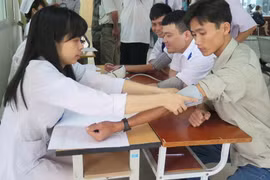 Đo huyết áp cho các lái xe vận tải ở Hải Dương. Ảnh minh họa. (Ảnh: Phương Sơn/TTXVN)