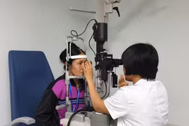 Bác sỹ khám mắt cho bệnh nhân. (Ảnh: PV/Vietnam+)