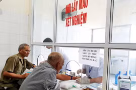 Người dân khám bệnh, lấy máu xét nghiệm tại một cơ sở y tế. (Ảnh: PV/Vietnam+)