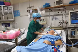 Một bệnh nhân người nước ngoài điều trị tại Bệnh viện Hữu nghj Việt Đức. (Ảnh: Vietnam+)