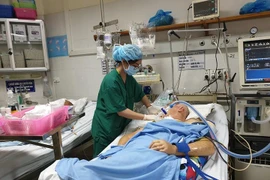 Một bệnh nhân người nước ngoài điều trị tại Bệnh viện Hữu nghj Việt Đức. (Ảnh: Vietnam+)