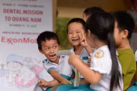 Nhiều nguồn tài trợ chăm sóc sức khỏe cho trẻ em. (Ảnh: PV/Vietnam+)