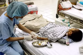 Một bệnh nhi mắc viêm não được điều trị tại Bệnh viện Nhi Trung ương. (Ảnh: Dương Ngọc/TTXVN)