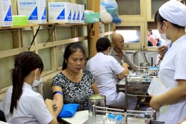 Tăng cường giải quyết chống nắng nóng cho người bệnh 