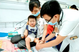 Điều trị cho một bệnh nhân mắc bệnh truyền nhiễm. (Ảnh:TTXVN)