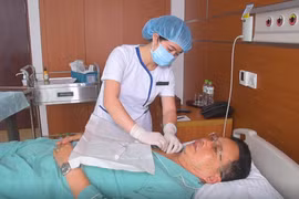 Các bác sỹ tại Vinmec điều trị cho bệnh nhân Lâm Văn Thuyên. (Ảnh: PV/Vietnam+)