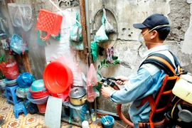 Phun thuốc phòng chống sốt xuất huyết tại Hà Nội. (Ảnh: Dương Ngọc/TTXVN)