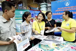 Tuyên truyền về công tác dân số tại Hà Nội. (Ảnh: TTXVN)