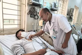 Điều trị cho bệnh nhân sốt xuất huyết tại Bệnh viện Bạch Mai. (Ảnh: T.G/Vietnam+)