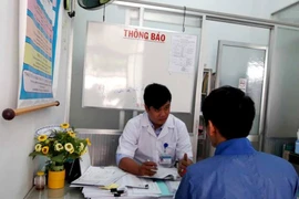 Nhân viên Trung tâm phòng chống HIV/AIDS tỉnh Khánh Hòa tư vấn về cách phòng bệnh cho người dân. (Ảnh: T.G/Vietnam+)