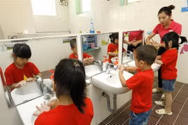 Giáo viên hướng dẫn trẻ rửa tay với xà phòng để phòng chống dịch bệnh. (Ảnh: TTXVN/Vietnam+)