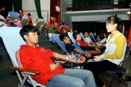 Các bạn sinh viên tham gia tình nguyện hiến máu tại Ngày hội hiến máu tình nguyện “Chủ Nhật Đỏ lần thứ 7 năm 2015." (Ảnh: Phạm Kiên/TTXVN)