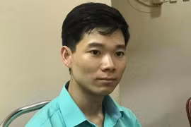 Bác sĩ Hoàng Công Lương chia sẻ cùng phóng viên VietnamPlus sau phiên tòa 7/5 bị hoãn. (Ảnh: PV/Vietnam+)