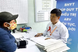 Cấp thuốc ARV từ nguồn bảo hiểm y tế cho bệnh nhân điều trị HIV ở Hà Nội. (Ảnh: Dương Ngọc/TTXVN)