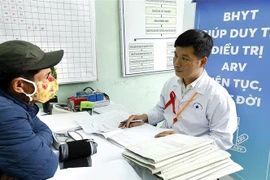 Cấp thuốc ARV từ nguồn bảo hiểm y tế cho bệnh nhân điều trị HIV ở Hà Nội. (Ảnh: Dương Ngọc/TTXVN)