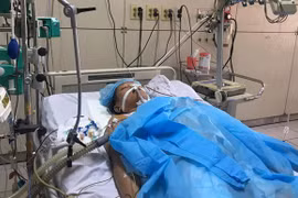 Bệnh nhân N. điều trị tích cực ở Bệnh viện Đa khoa tỉnh Hòa Bình. (Ảnh: PV/Vietnam+)
