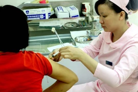 Tiêm phòng cúm mùa cho người dân tại Trung tâm dịch vụ tư vấn và y tế dự phòng - Viện Vệ sinh dịch tễ Trung ương. (Ảnh: Dương Ngọc/TTXVN)