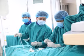 Người đàn ông "nuôi" một con đỉa dài 10cm trong... cổ họng